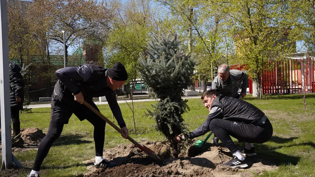 В области Абай футболисты приняли участие в посадке деревьев в рамках акции "Таза Казақстан"