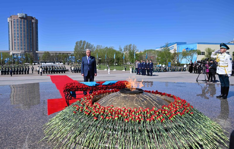 Қасым-Жомарт Тоқаев «Отан Ана» монументіне гүл шоғын қойды