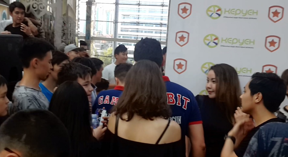 Команду Gambit чуть не раздавила толпа фанатов в Астане