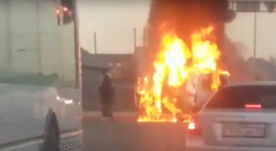 Машина скорой помощи сгорела после ДТП в Астане 
