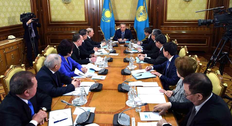 Нурсултан Назарбаев: "На первых порах мы написали много полномочий президенту"