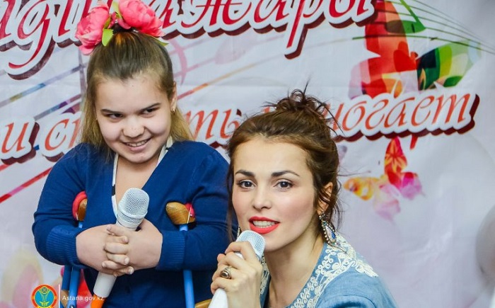 Российские и казахстанские звезды поздравили столичных детей в больницах и домах ребенка