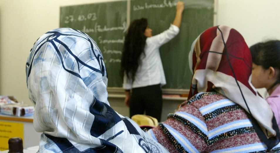 Хиджаб киетін оқушылар шетел мектептерінде онлайн оқып жатыр – Асхат Аймағамбетов
