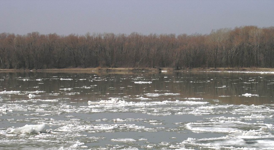 Талые воды идут через трассы в Костанайской области  