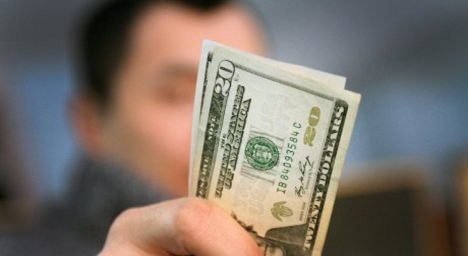 В обменных пунктах Казахстана резко подорожал доллар