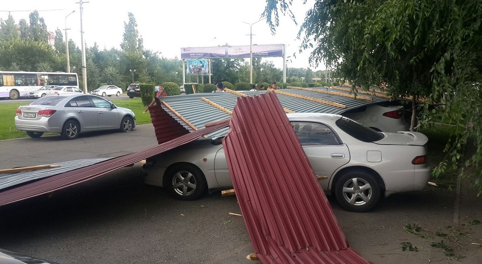 В Восточном Казахстане продолжают устранять последствия урагана