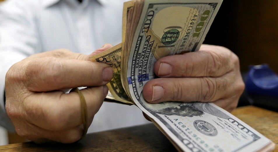 В феврале казахстанцы утроили свои валютные потери
