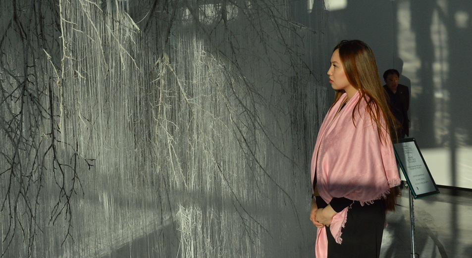 Японский художник сотворил перевернутый лес из клея