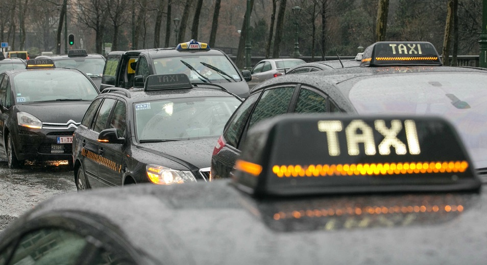 В Казахстане резко подорожали услуги такси  