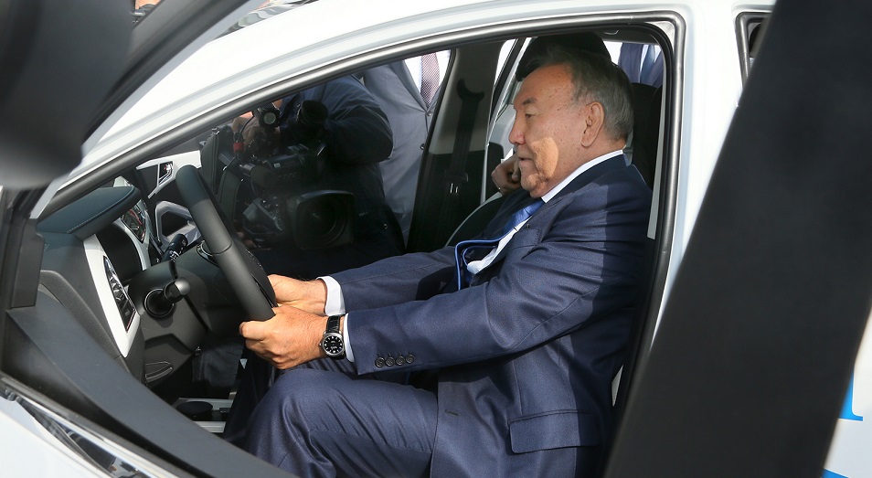 Нурсултан Назарбаев лично протестировал электромобиль отечественной сборки