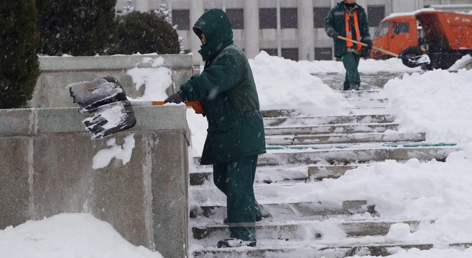 25 сантиметров – не предел: снегопад в Алматы продолжается