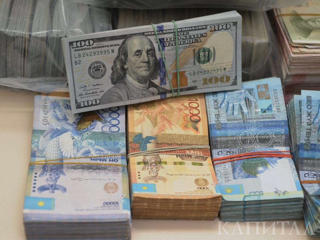Сезон отпусков в Казахстане поднимает спрос на валюту 