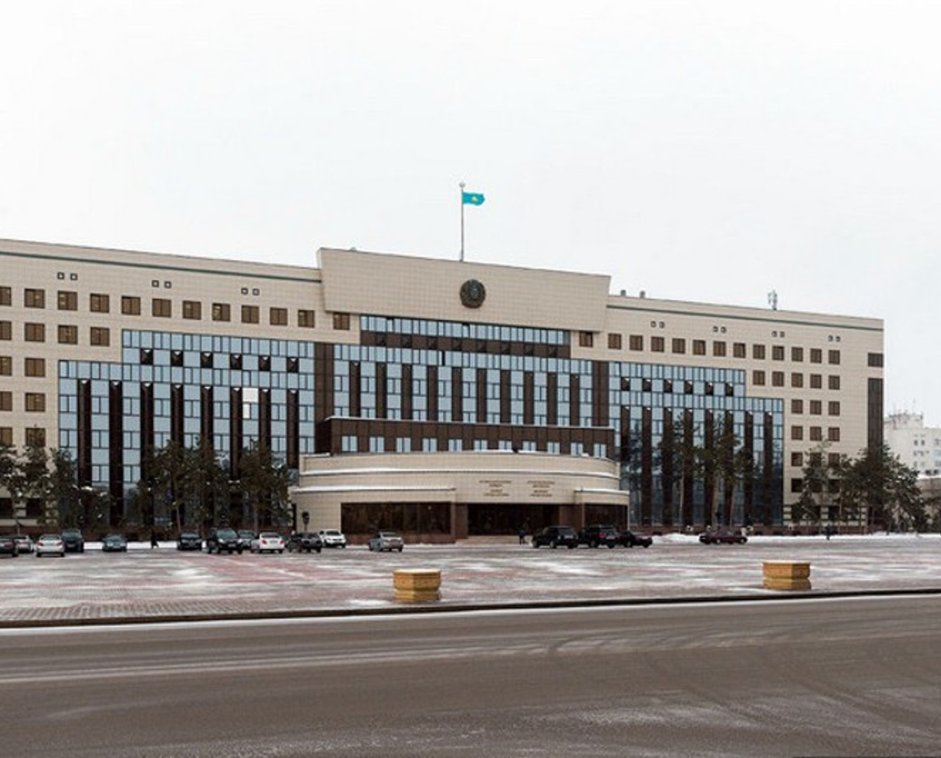 Парковка перед акиматом Астаны станет доступной для всех 