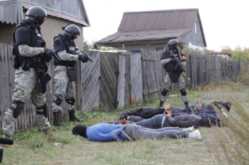 Спецслужбы на учениях в Карагандинской области учились отражать нападение террористов на полицейских 