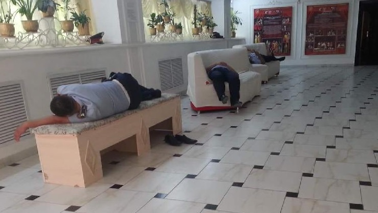 Террористерге қарсы жаттығулар кезінде ұйықтап қалған полицейлер әлі жазаланған жоқ