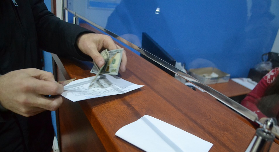 Нетто-отток средств физлиц из Казахстана вырос на 20% 