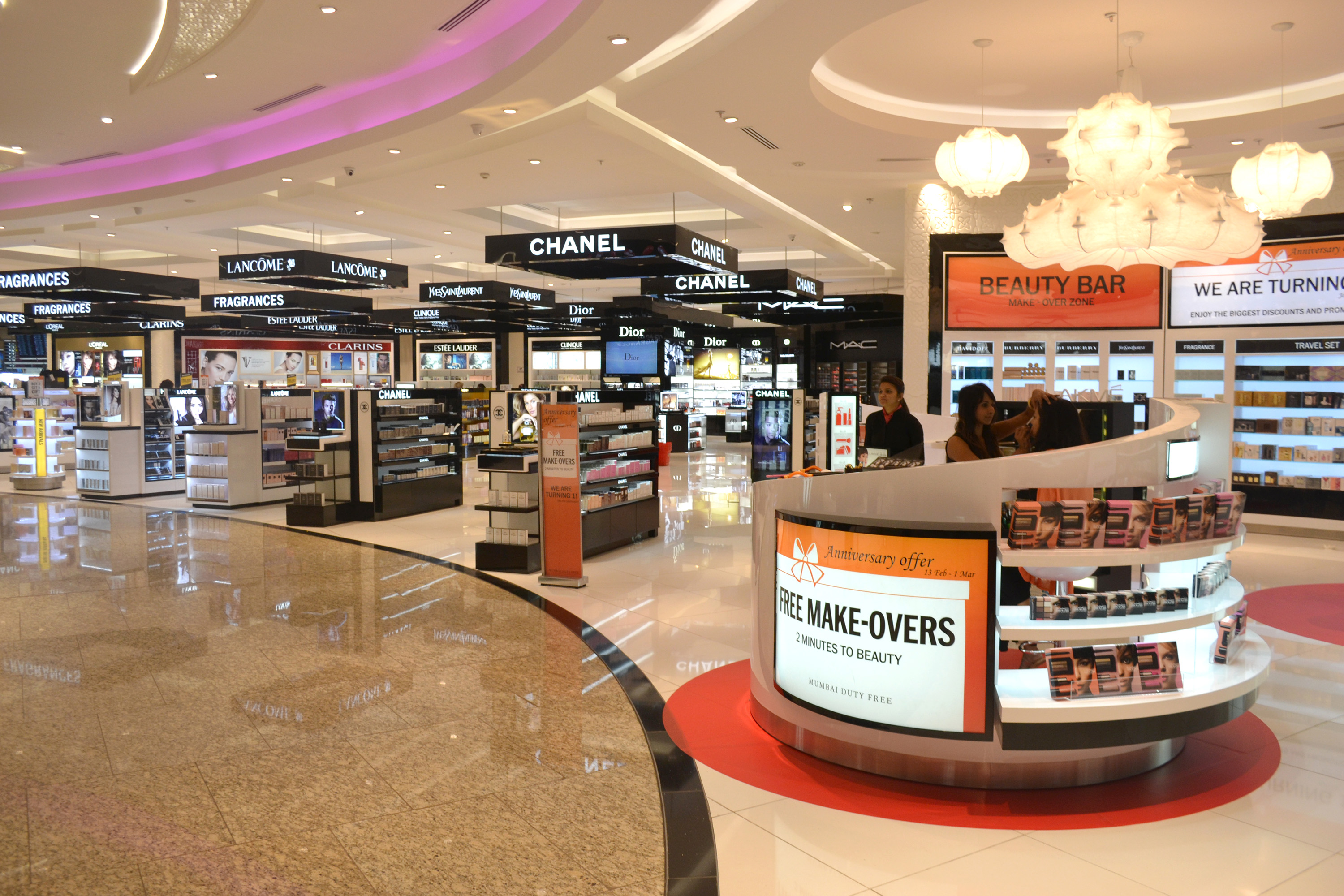 Таможенники незаконно покупали товары в Duty Free аэропорта Алматы с помощью пассажиров