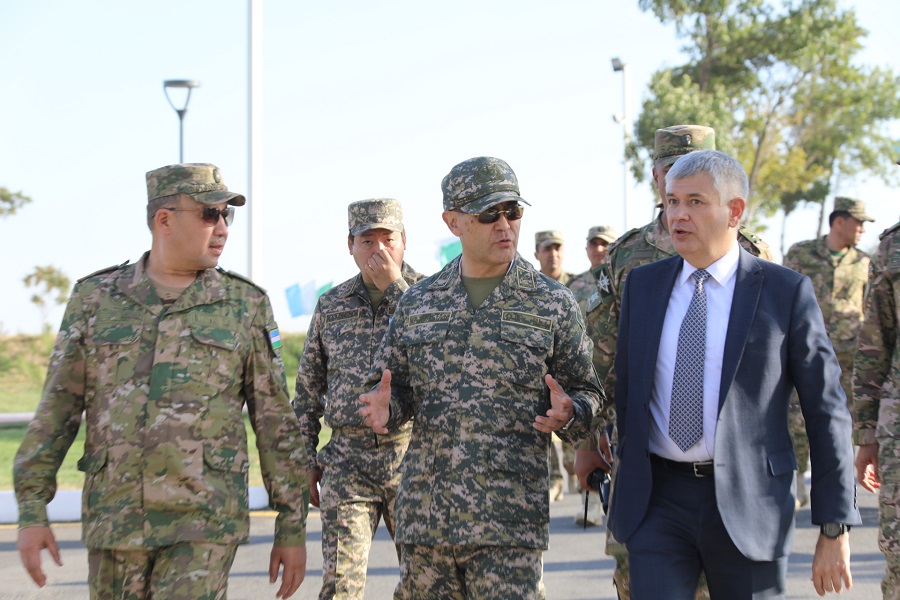 Министры обороны Казахстана и Узбекистана посетили полигон "Чирчик"