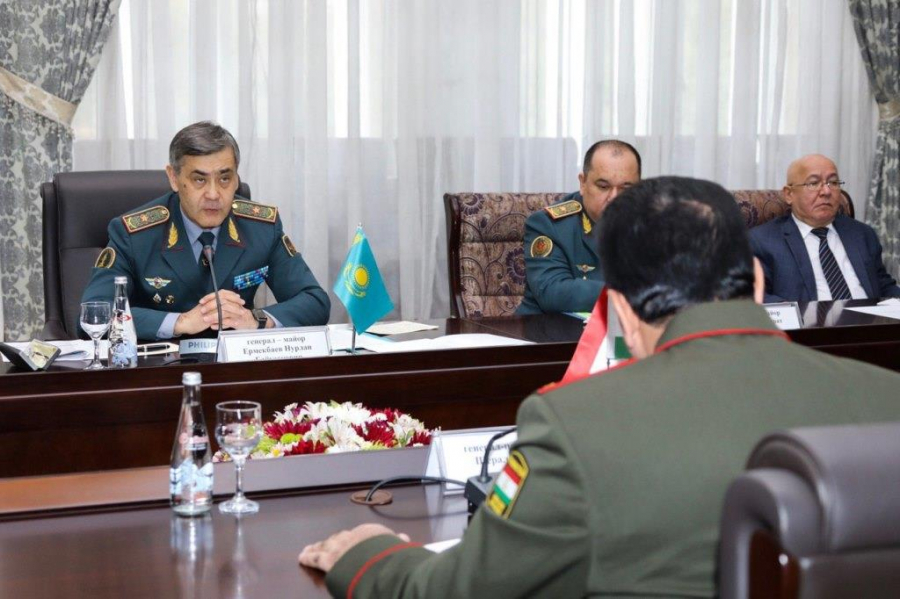 Нурлан Ермекбаев обсудил с министром обороны Таджикистана вопросы региональной безопасности