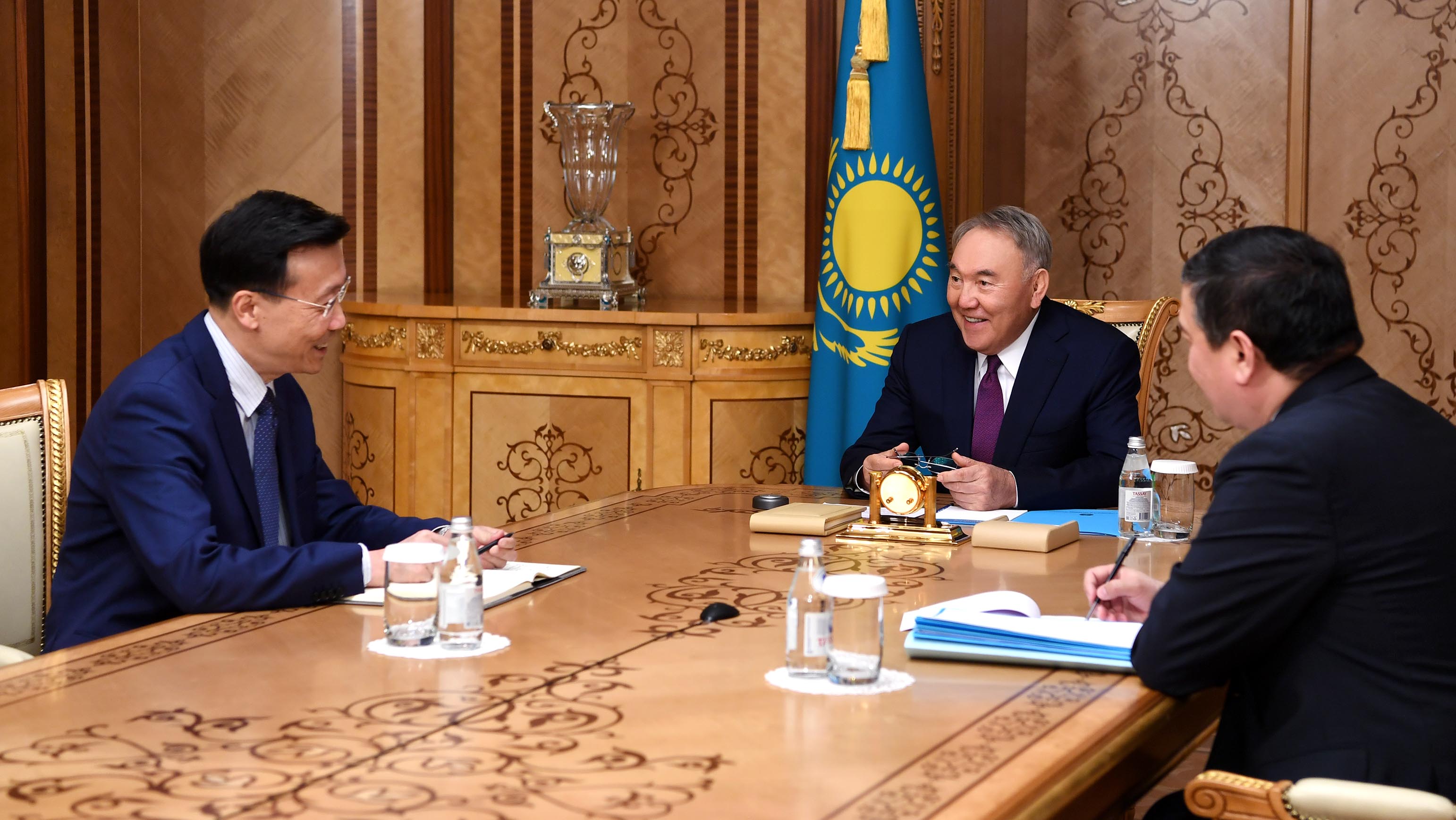 Нурсултан Назарбаев встретился с чрезвычайным и полномочным послом Китайской Народной Республики в Казахстане