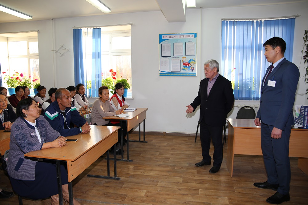 Бердибек Сапарбаев  дал поручение, чтобы в понедельник все ученики вернулись за школьные парты