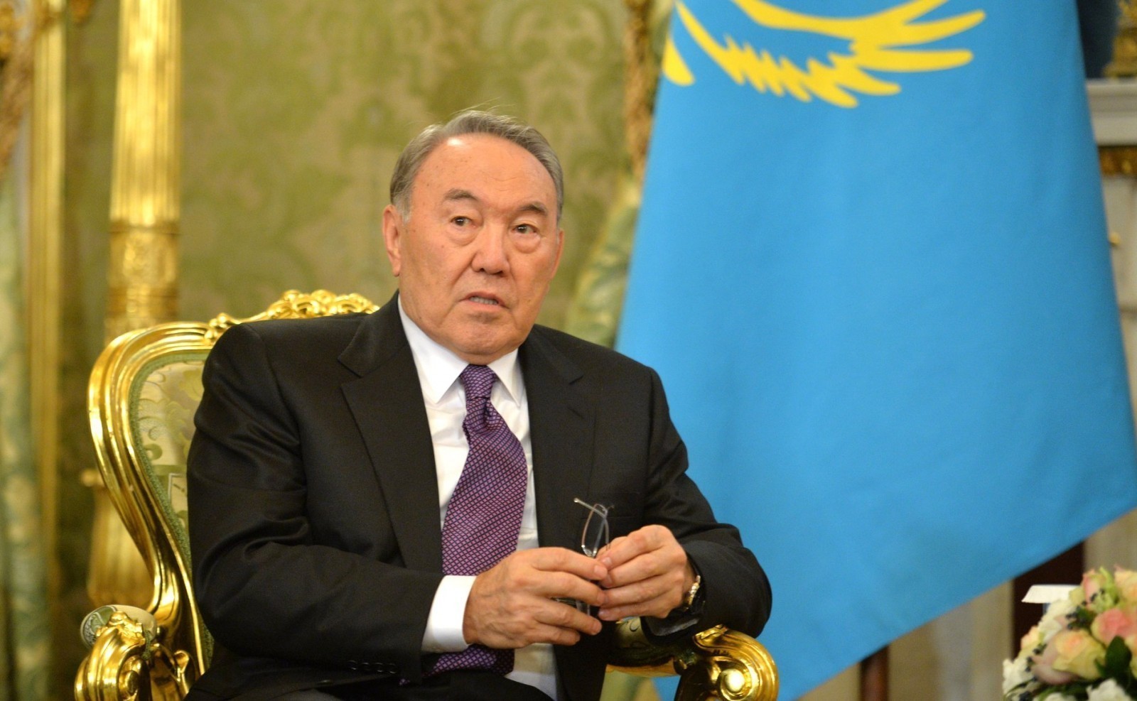Нурсултан Назарбаев поздравил руководителя канцелярии Махмуда Касымбекова с 70-летним юбилеем 
