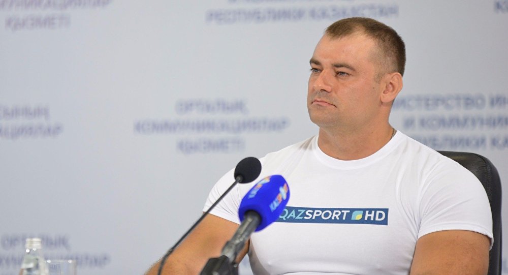 Житель Казахстана одной рукой прибил к доске 10 сковородок и установил новый рекорд