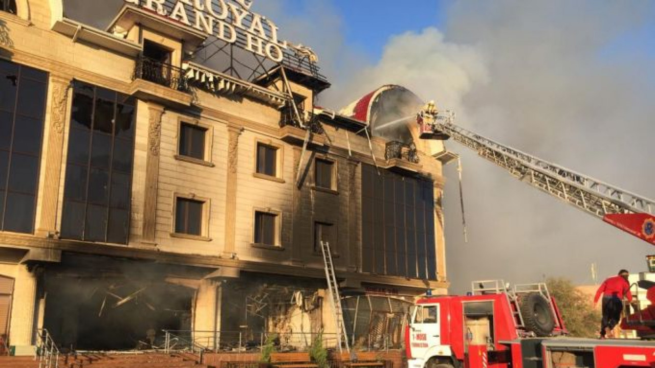 Пожар в гостинице Royal Grand Hotel в Туркестане: пострадали четверо спасателей