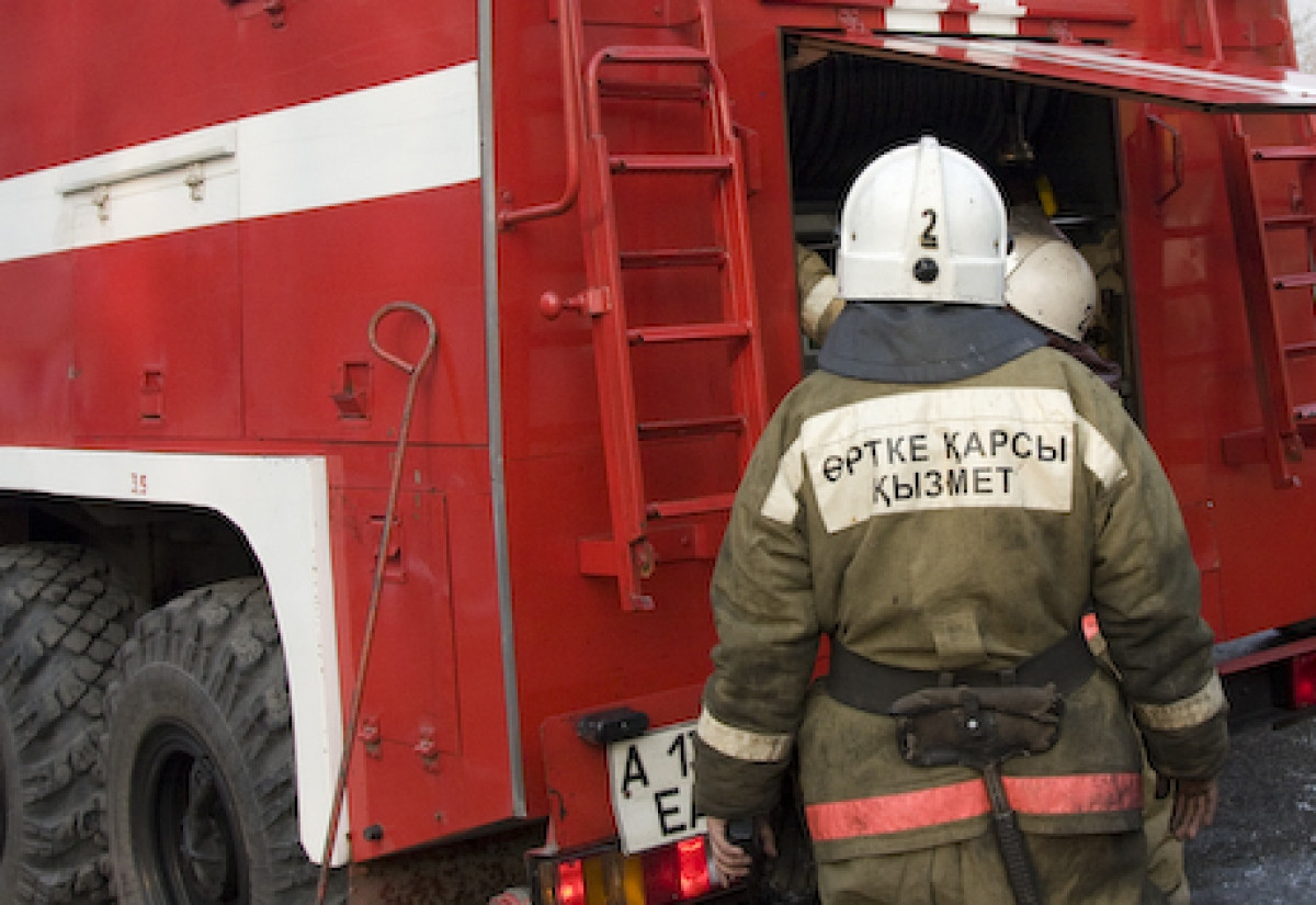 Женщину и четверых детей спасли из горящей квартиры в столице Казахстана