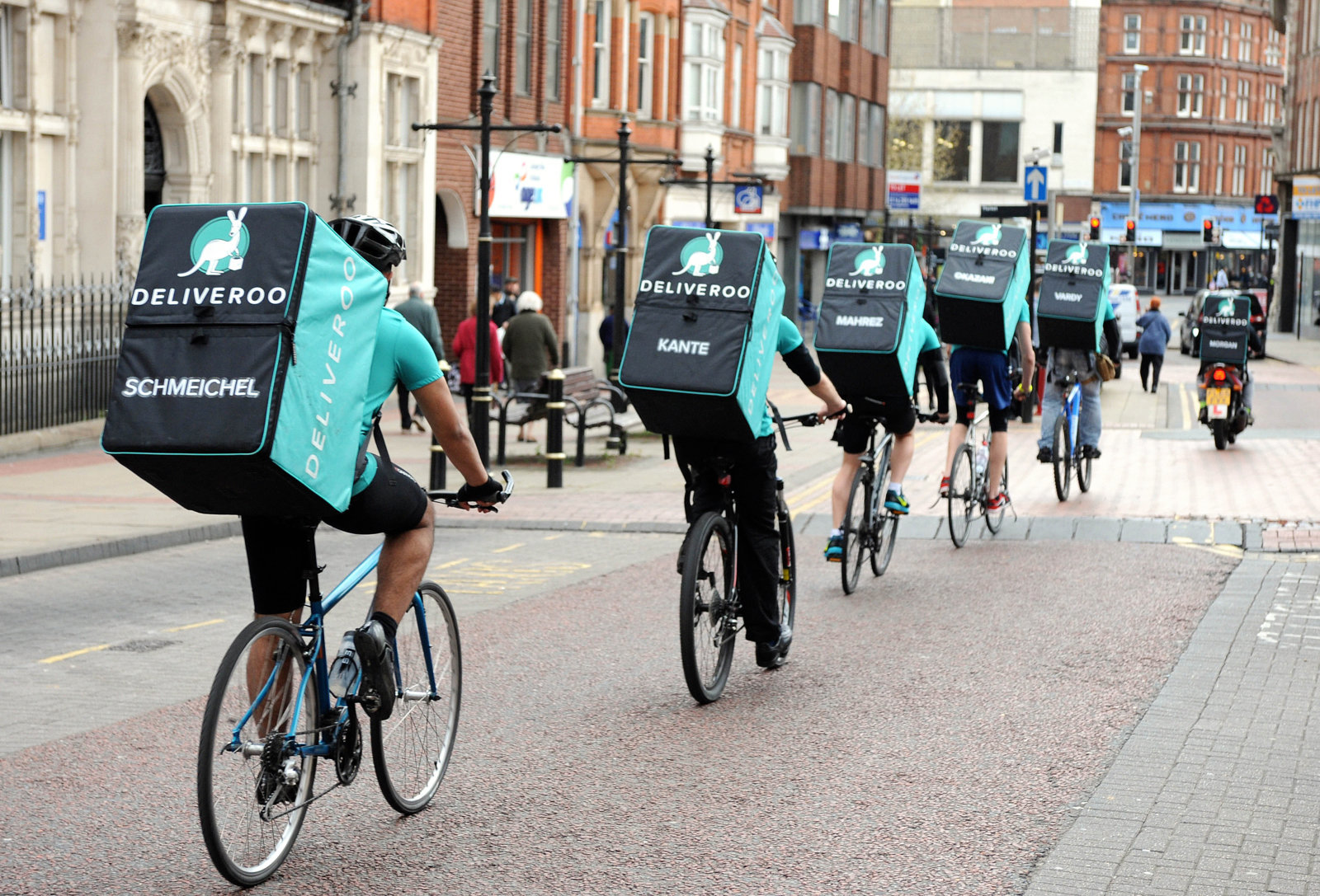 Amazon инвестировал $575 млн в службу доставки еды Deliveroo