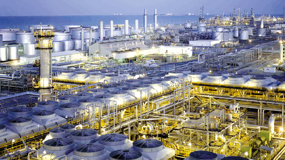 Саудовская компания сокращает добычу нефти из-за атак беспилотников на ее НПЗ