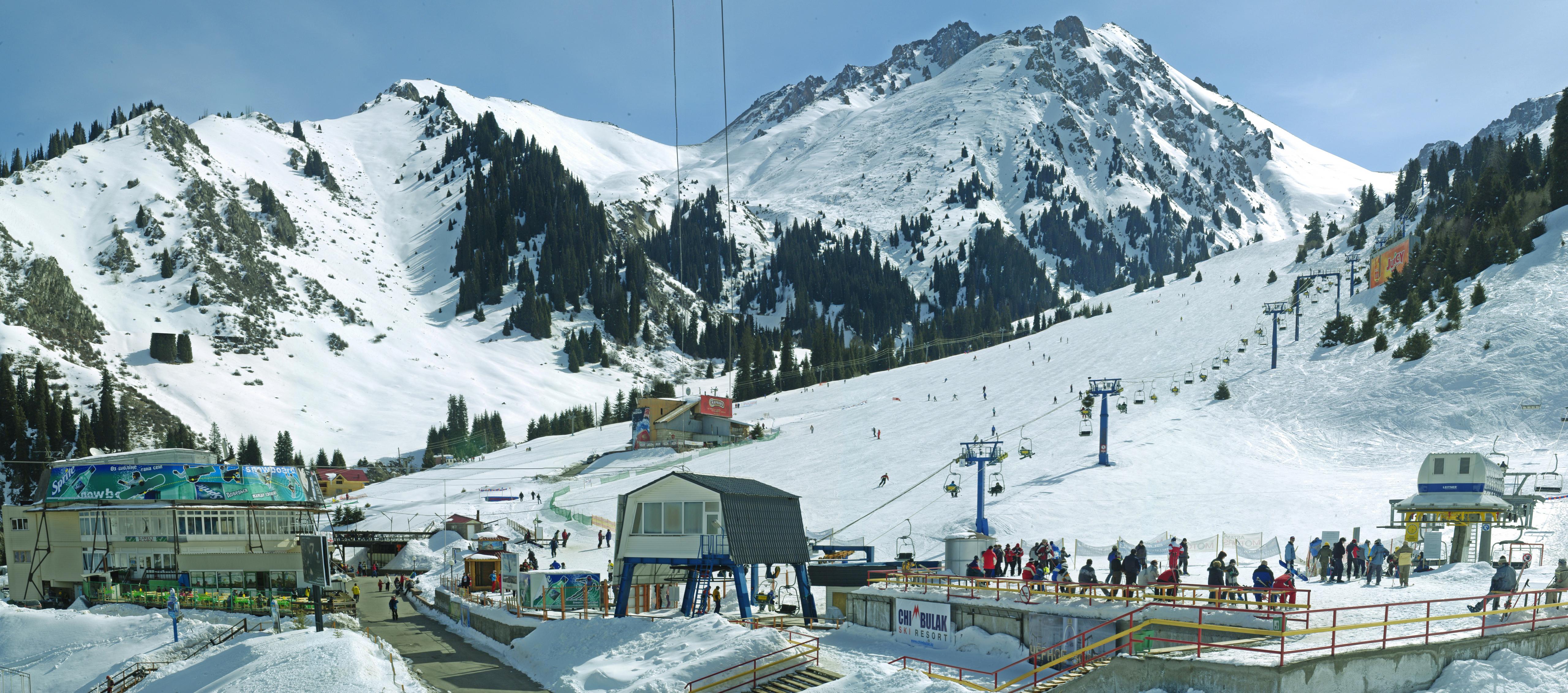 Шымбулак открыли для любителей лыж и сноубордов