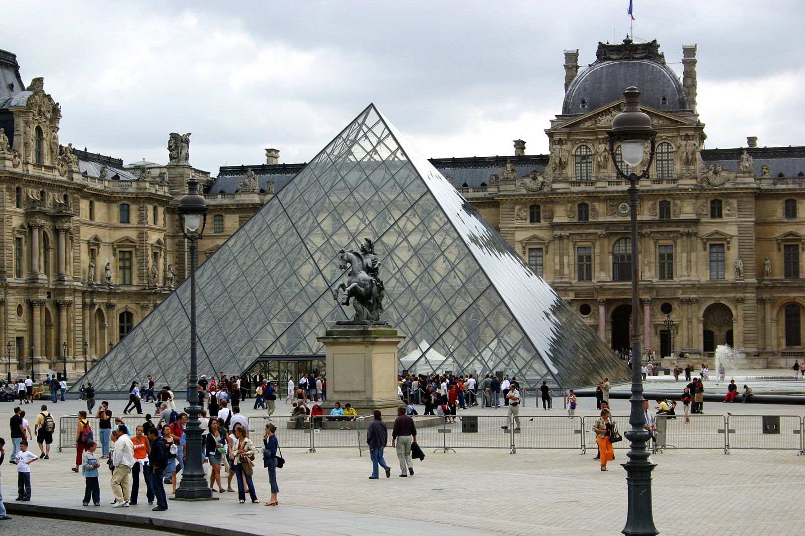 Лувр закрыли из-за забастовки сотрудников