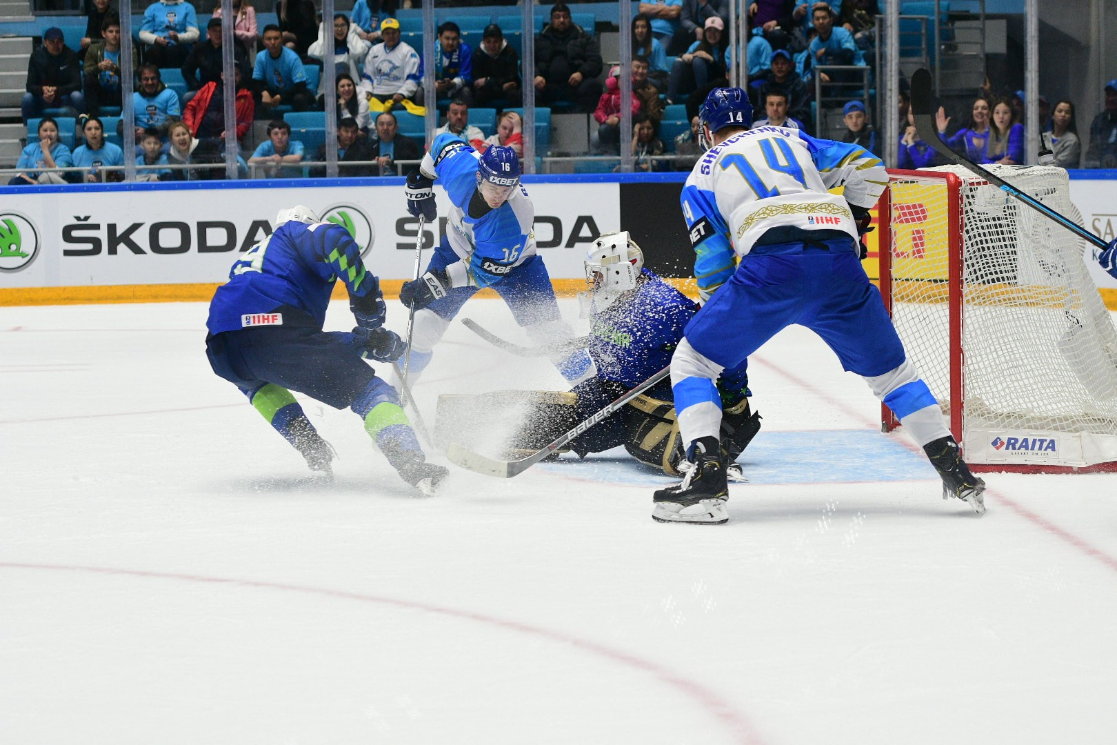 Казахстан победил Словению на домашнем матче ЧМ по хоккею