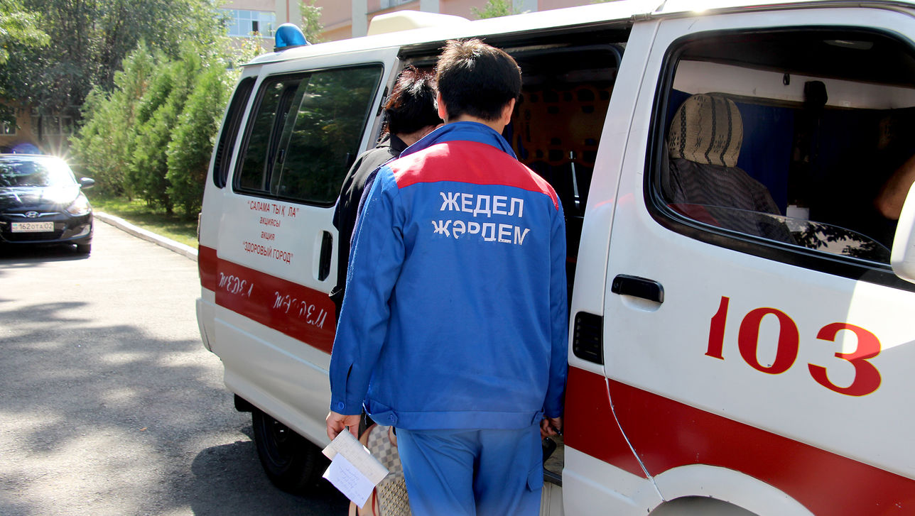 Недовольный лечением ребенка отец избил сотрудников скорой помощи в Павлодаре