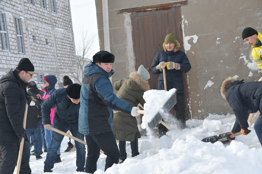 Более 5000 жителей вышли на уборку снега в столице