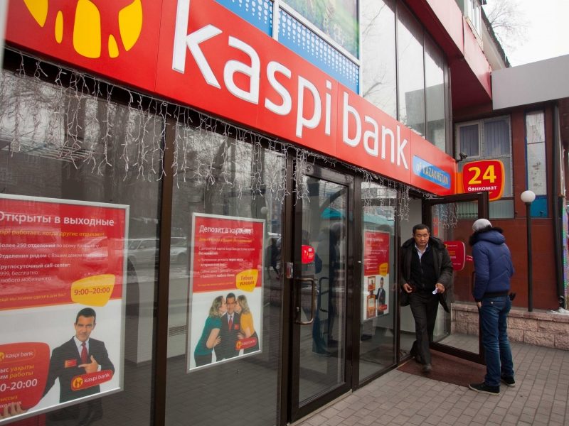 Kaspi Bank выплатил 10 млн тенге за помощь в поимке мошенника 