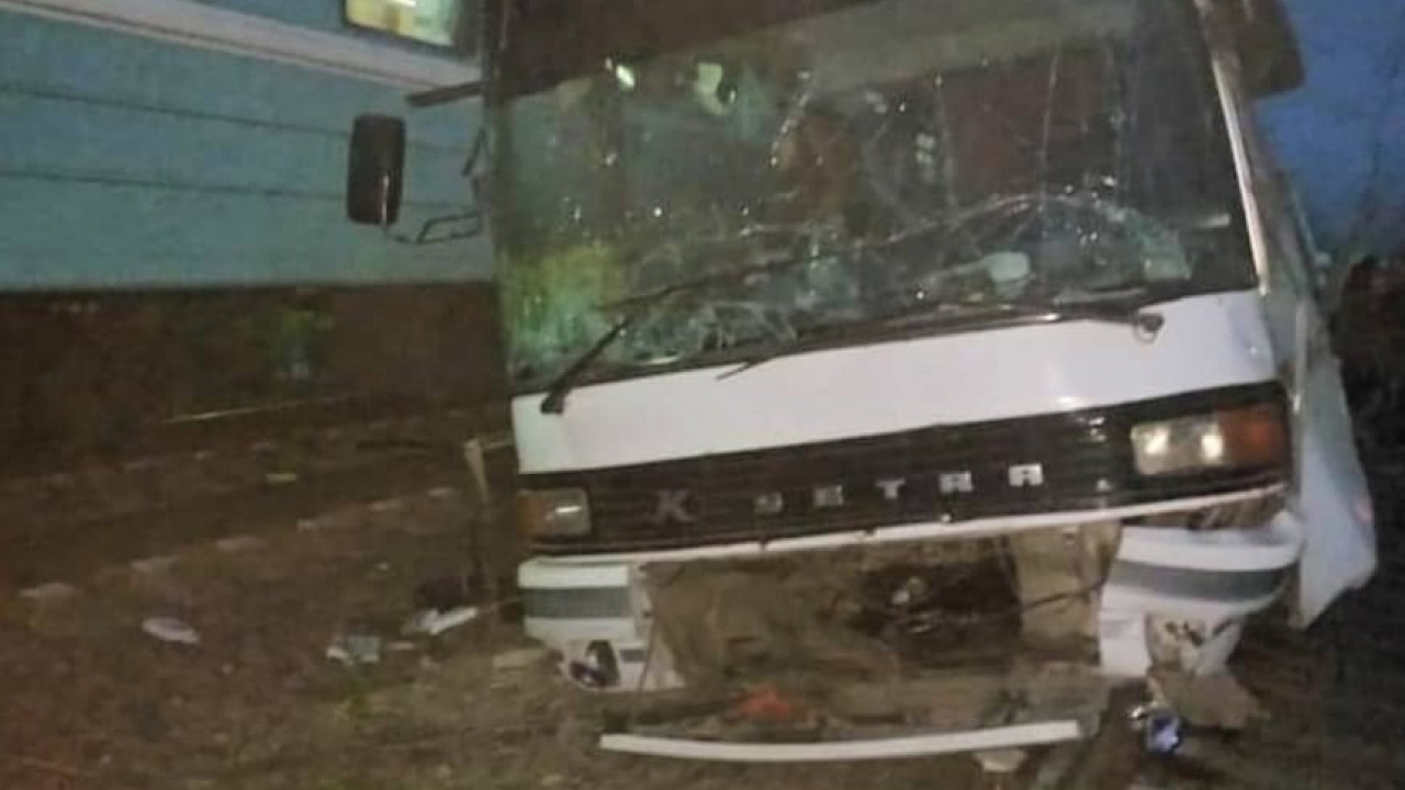 Пострадавшие при столкновении поезда и автобуса – в тяжелом состоянии