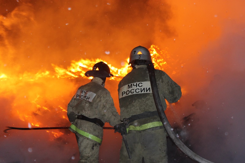 10-метровый факел пожара потушили на НПЗ в Москве