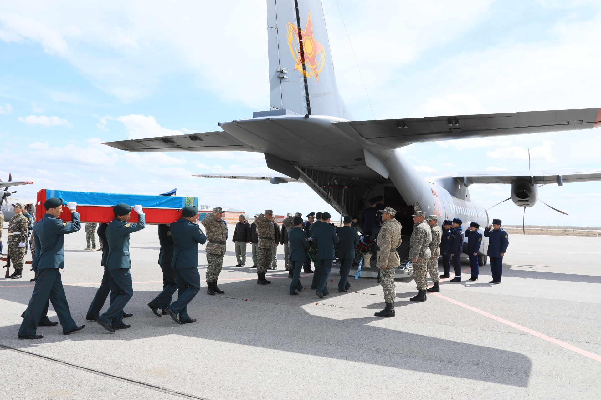 В последний путь проводили военнослужащих, погибших при крушении вертолета