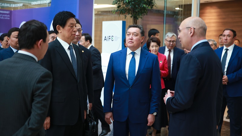 Аскар Мамин принял участие в презентации МФЦА главе китайского парламента