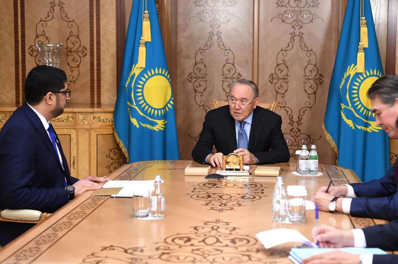 БАӘ елшісі Елбасына «Бейбітшілік кілемін» табыстады  