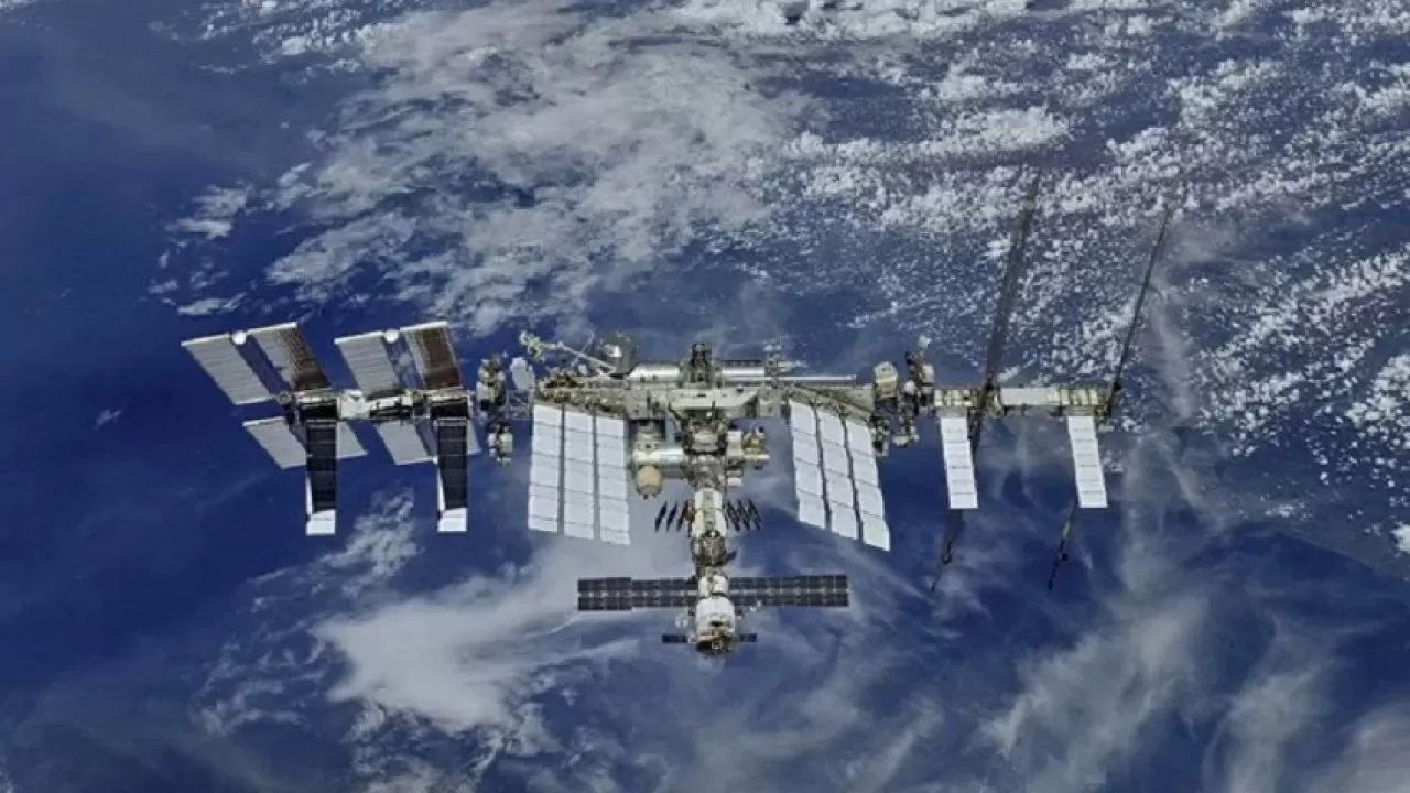 Космонавт снял на видео разворот МКС