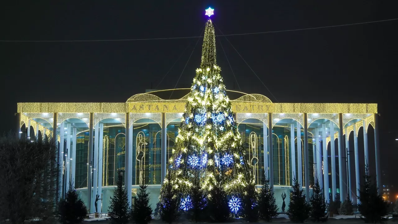 Какие ёлки зажглись в разных городах Казахстана