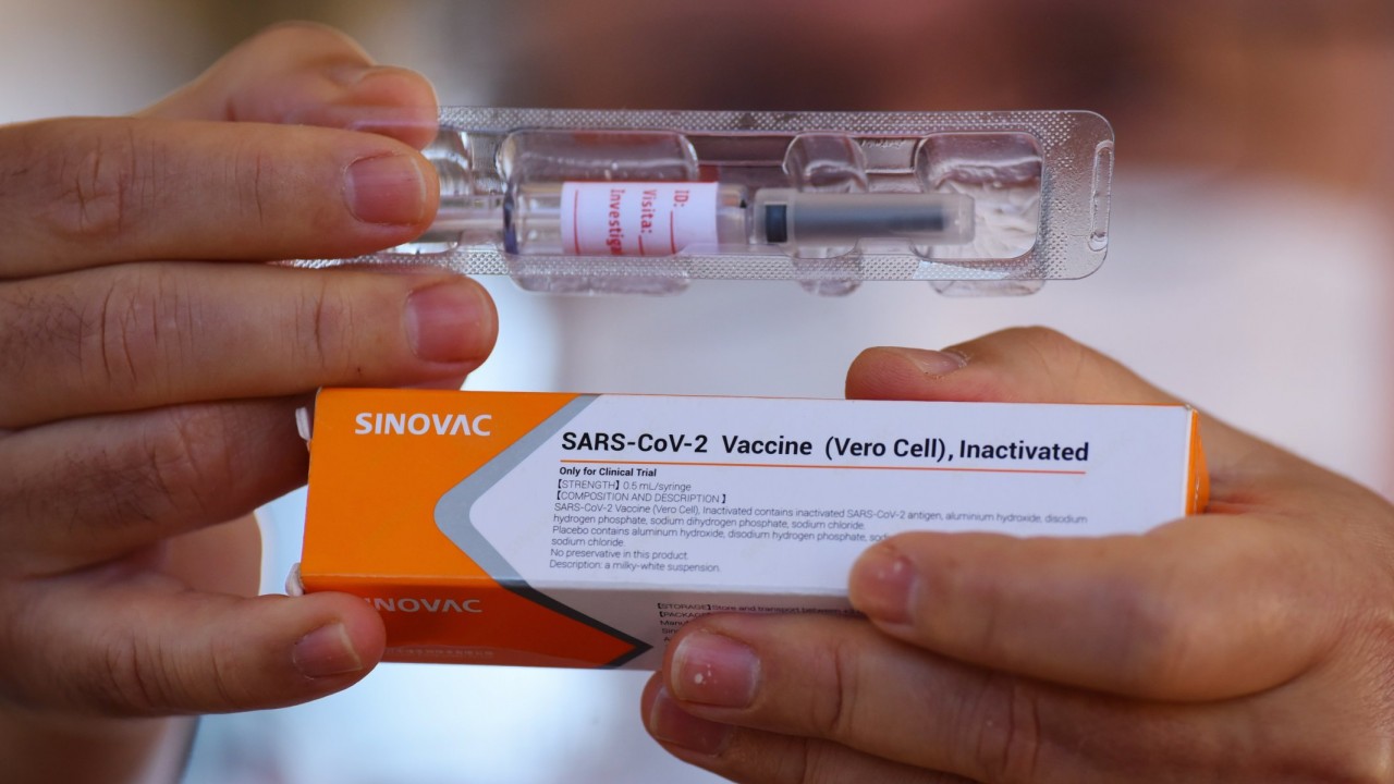 Даже третья доза китайской вакцины Sinovac не защищает от "Омикрона"