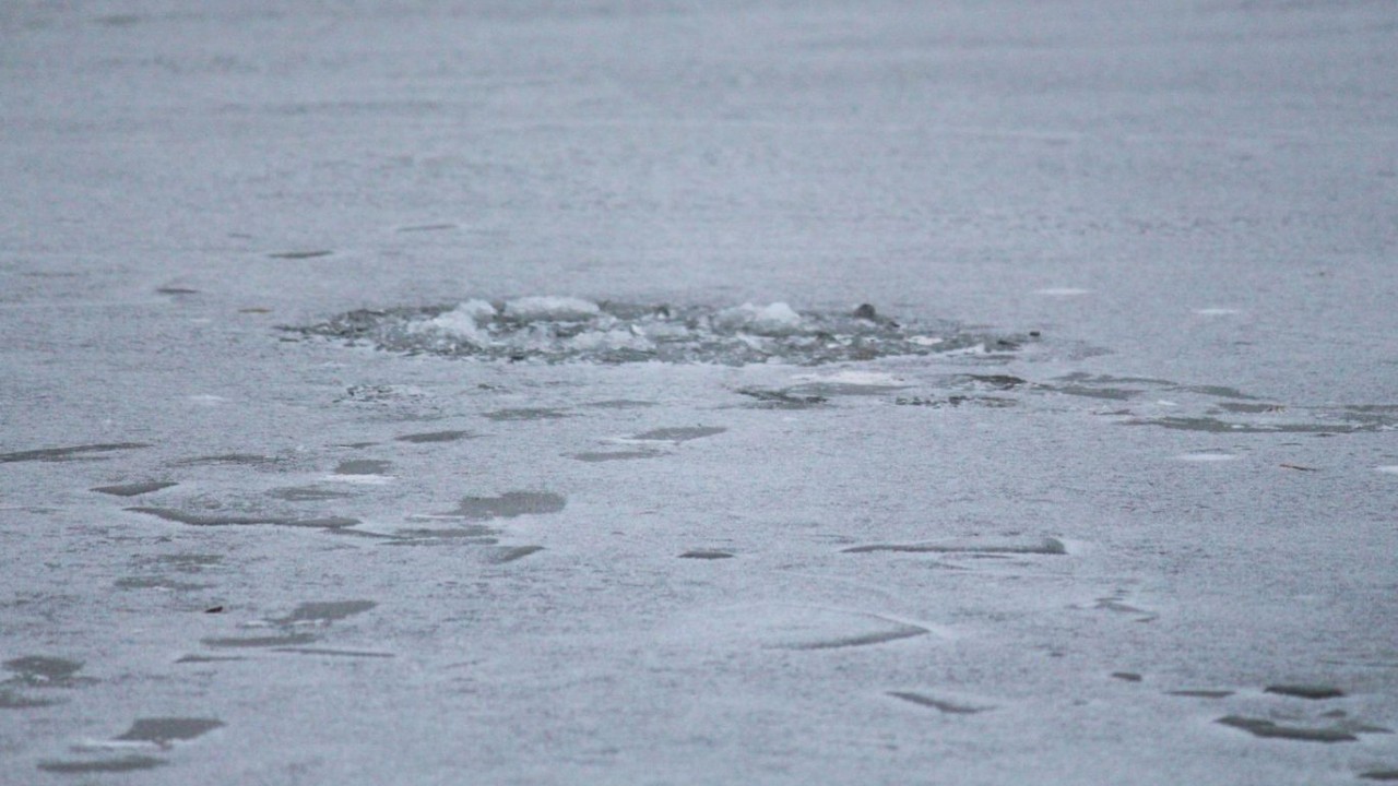 В Атырау двое парней провалились под лед