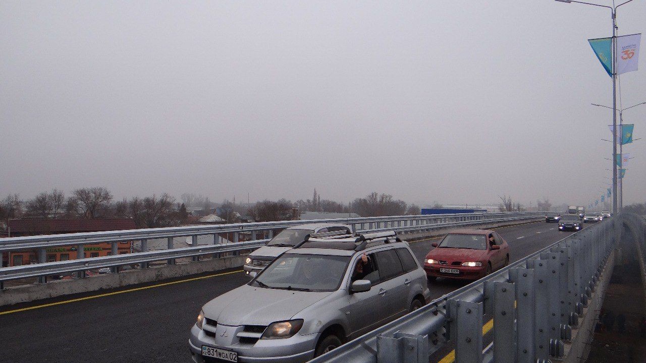 Открылось движение по новой магистральной эстакаде в районе рынка "Алтын Орда"