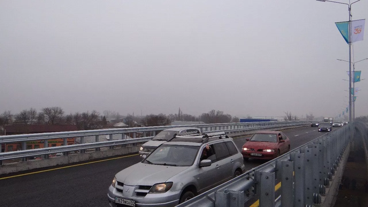 Открылось движение по новой магистральной эстакаде в районе рынка "Алтын Орда"
