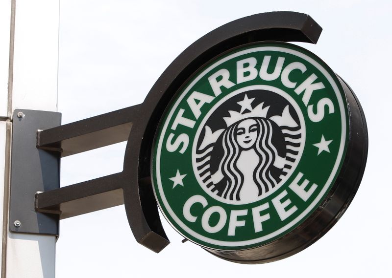 Глава Starbucks в 2021 г. заработал почти на 40% больше – $20,4 млн