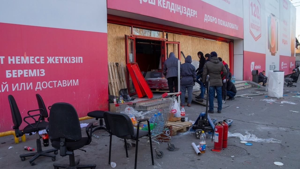 Депутат митинг кезінде зардап шеккен кәсіпкерлерге жеңілдік сұрайды